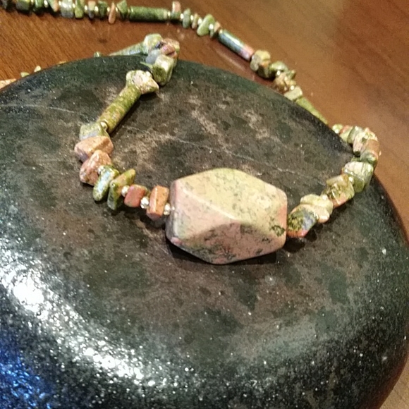 Vintage stone look beaded necklace - Picture 3 of 4